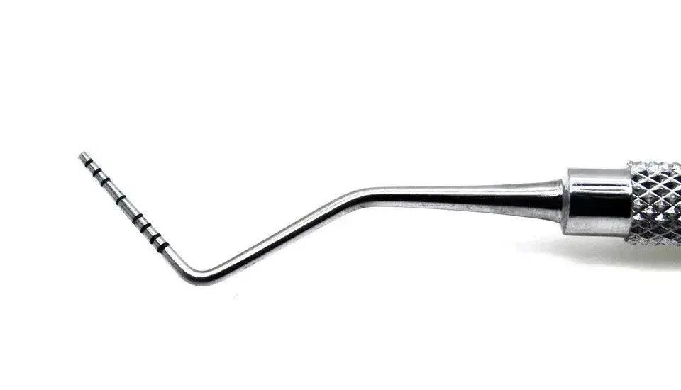 Close-up of the Williams-type periodontal probe graduations — view 1